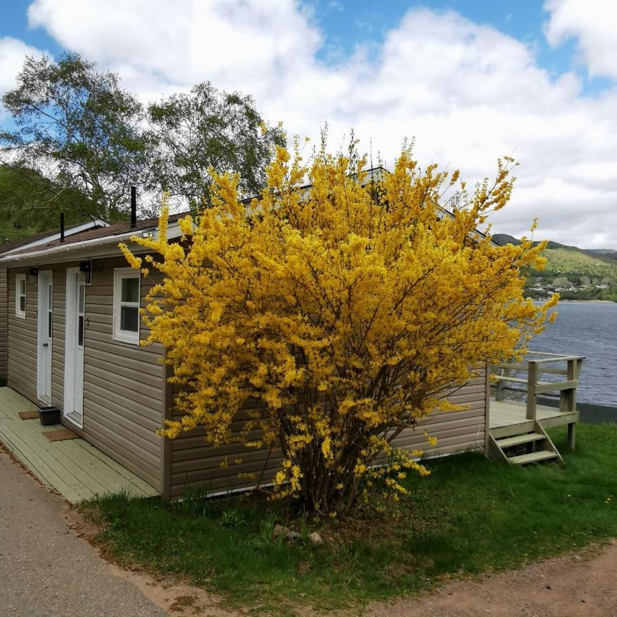 Chalet Knotty Pine Cottages, & *