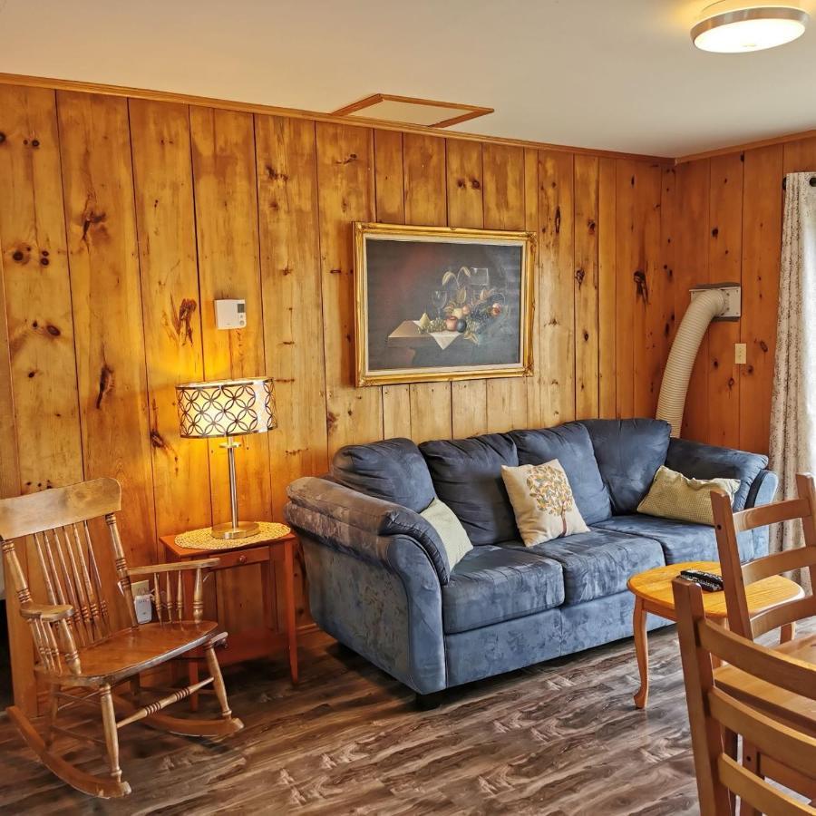 Knotty Pine Cottages, & Ingonish
