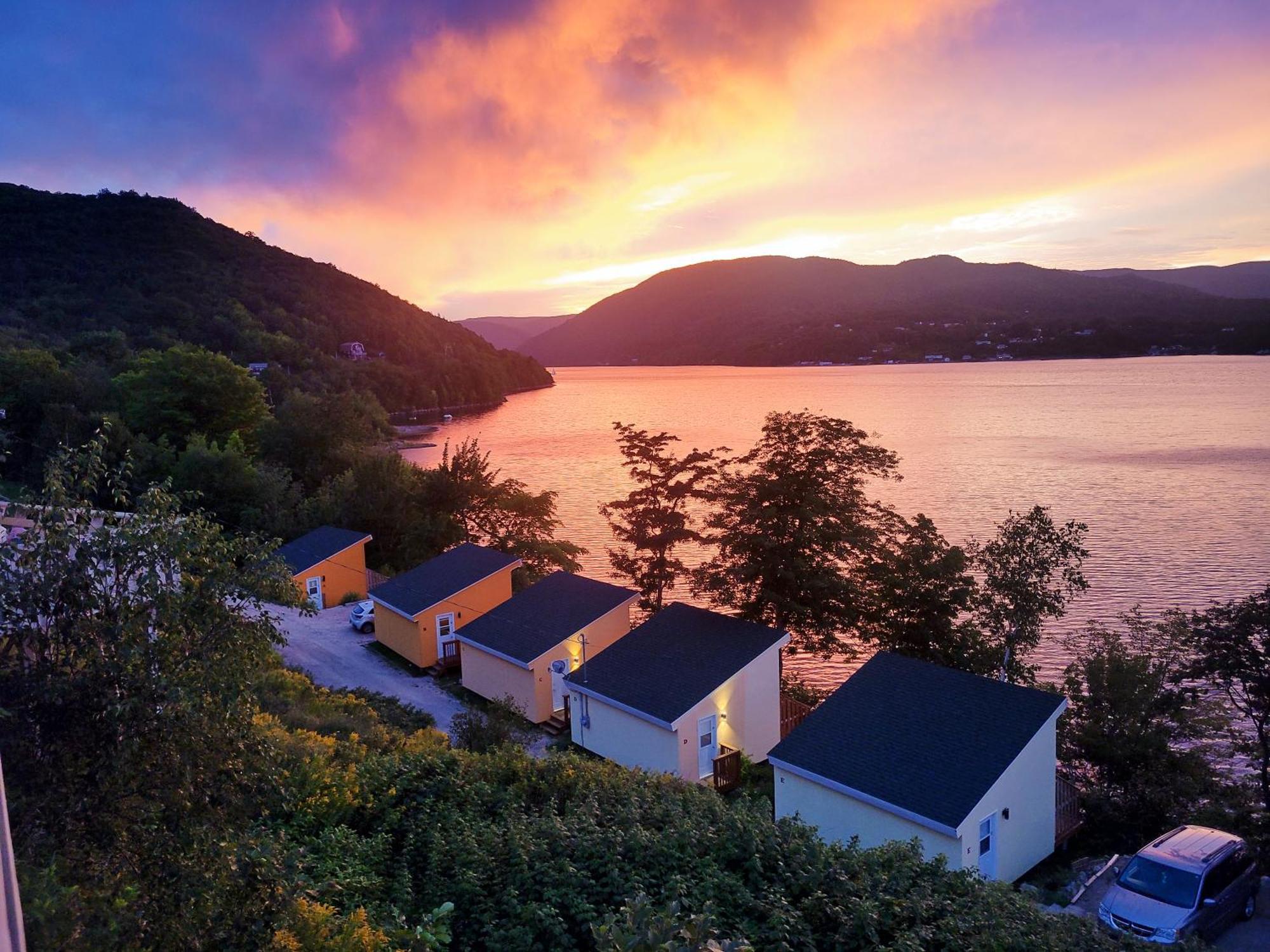 Knotty Pine Cottages, & Ingonish