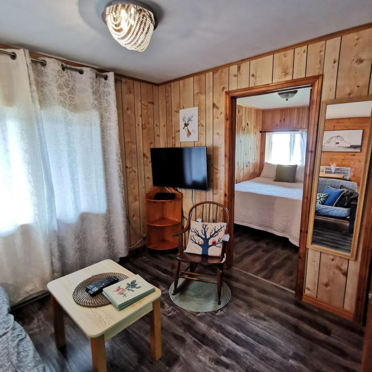 Knotty Pine Cottages, & * Ingonish