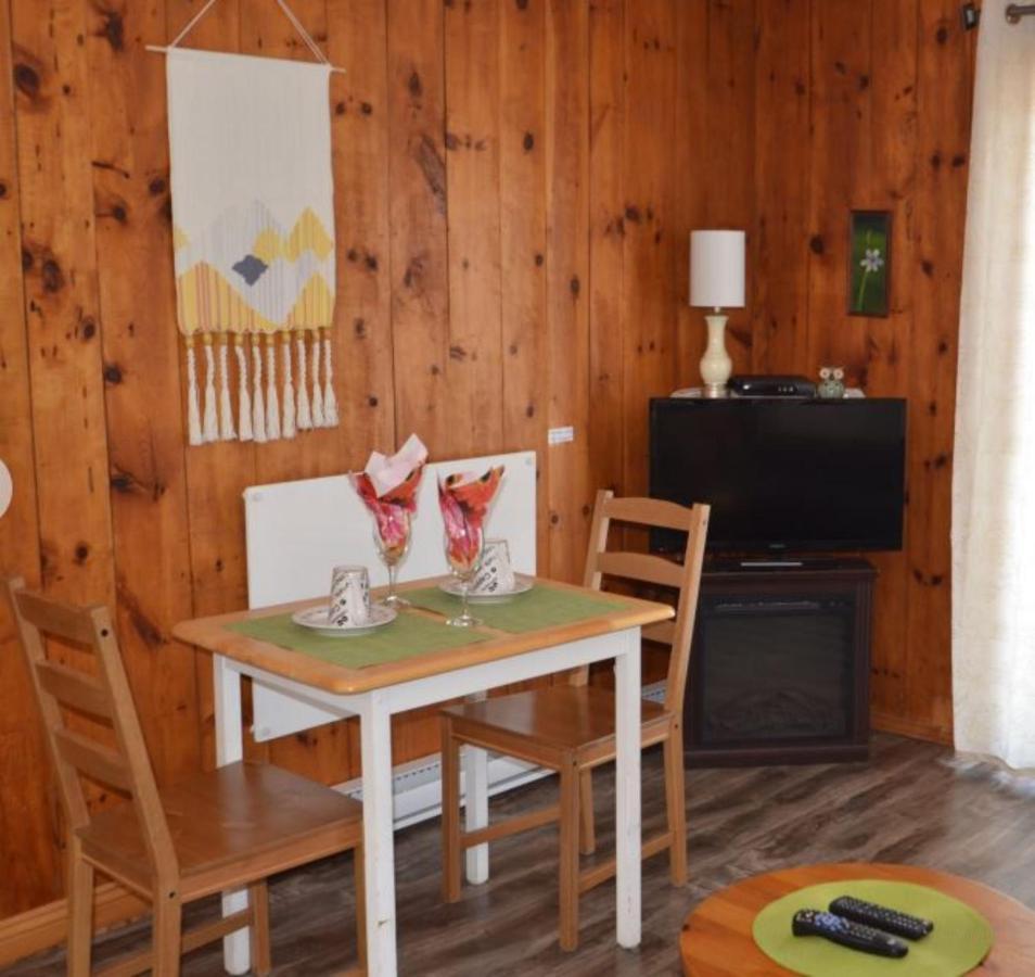 Knotty Pine Cottages, & Ingonish
