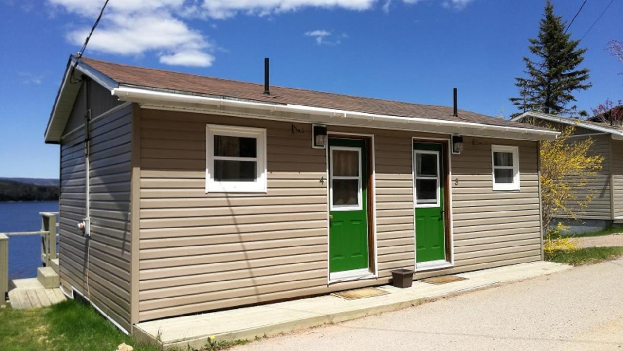 Knotty Pine Cottages, & * Ingonish