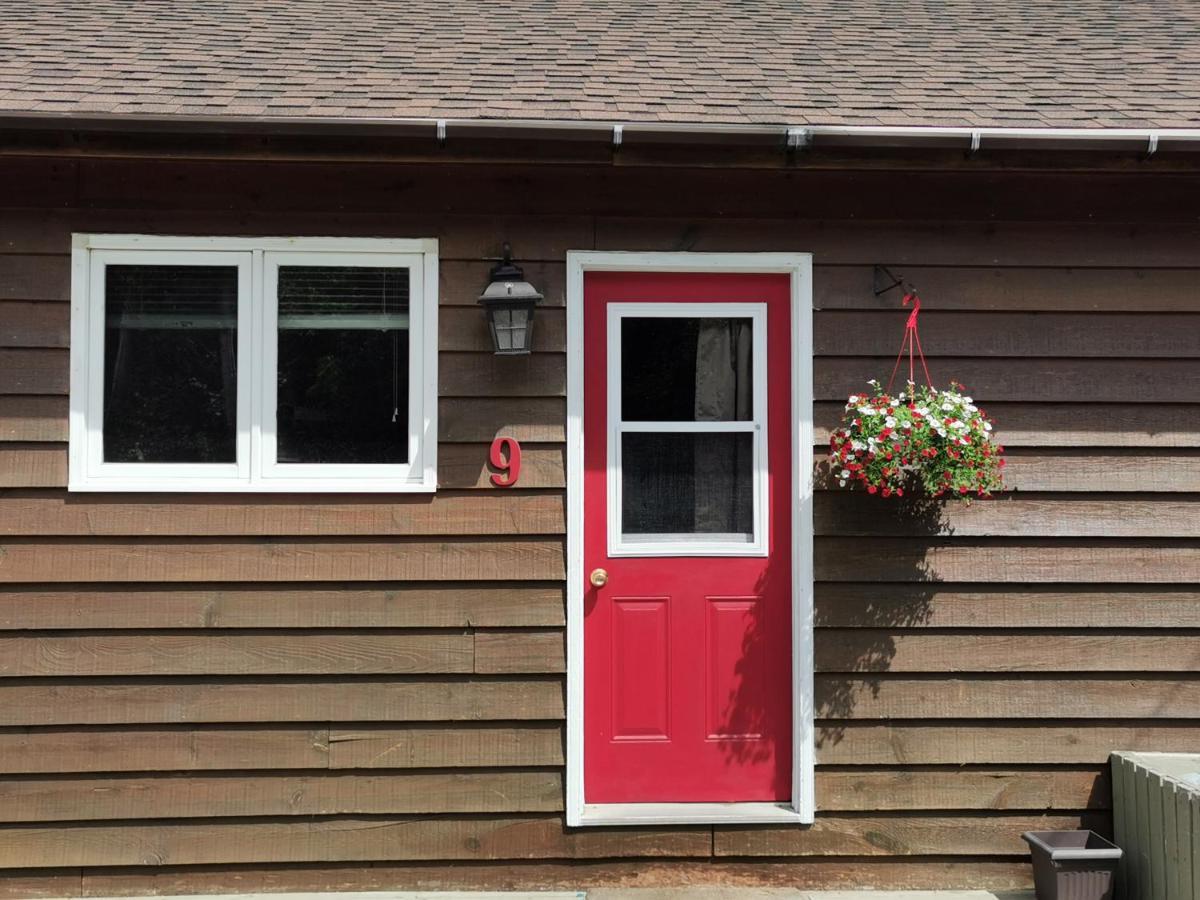 Chalet Knotty Pine Cottages, & *